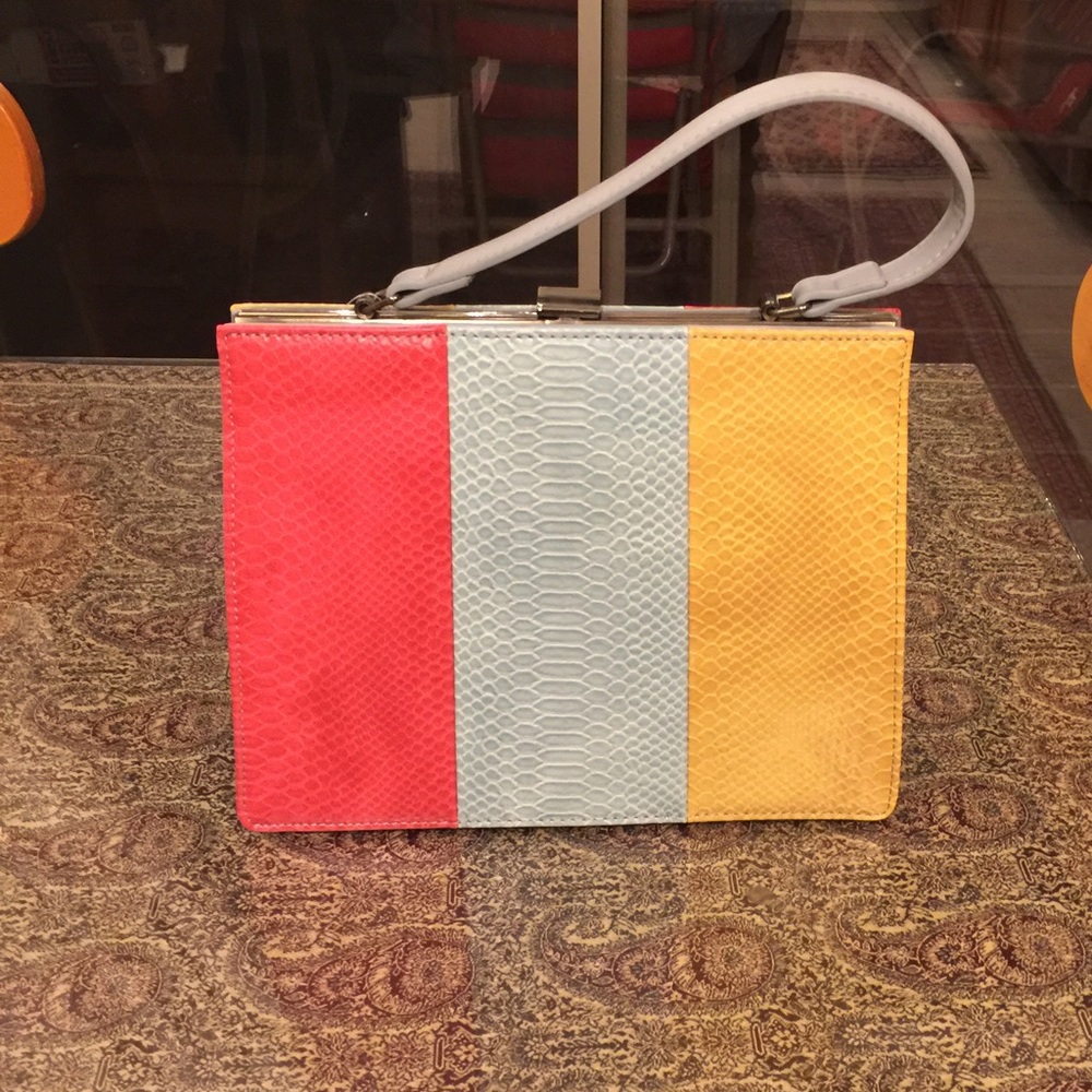 Street level beautiful bag